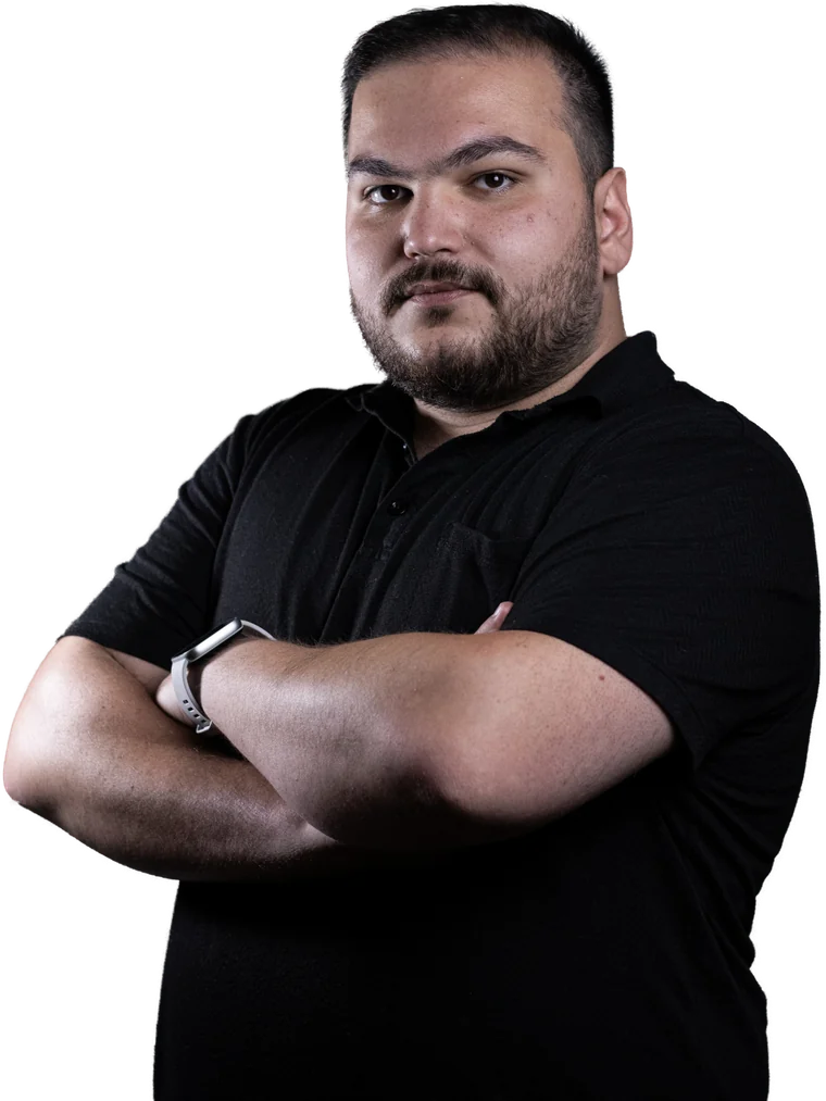 Rühat Bilal Bilici, kollarını kavuşturmuş portre